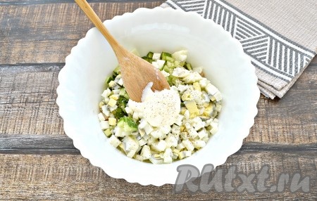 Заправить салат майонезом, по вкусу посолить и поперчить, перемешать.

