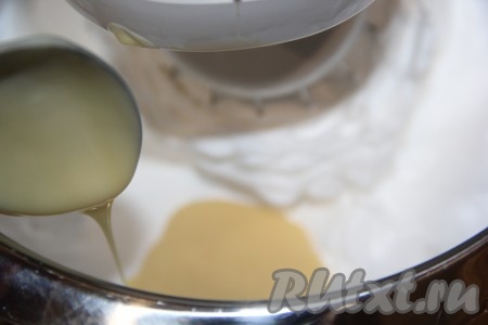 Если любите мороженое послаще, можно во время взбивания добавить пару чайных ложек (или по вкусу) сахарной пудры. Как только сливки будут хорошо держать форму, влить сгущёнку и взбить до однородного состояния.
