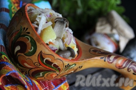 Вкусный, пикантный салат, приготовленный из квашеной капусты с картошкой и грибами, подать к столу.