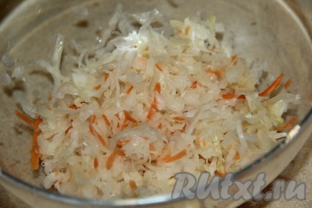 Картошины заранее отварить в кожуре до готовности (на варку потребуется около 20-25 минут), затем воду слить и остудить картофель. Квашеную капусту отжать от рассола и выложить в салатник.