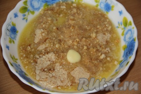 Влить тёплое масло в крошку из печенья и тщательно перемешать.
