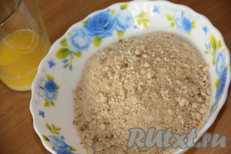 Для приготовления песочной основы нужно измельчить печенье в крошку с помощью блендера (можно измельчить и с помощью скалки, поместив печенье в целлофановый пакет). Сливочное масло растопить.
