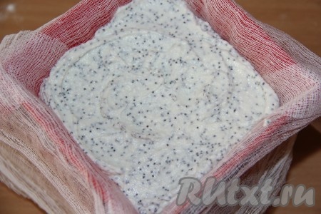 Выложить творожно-маковую массу в форму для пасхи и разровнять. У меня не хватило массы, чтобы заполнить формы доверху, поэтому я сделала основу из печенья.
