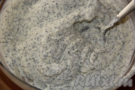 Перемешать массу ложкой.
