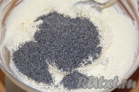 Всыпать сухой мак.
