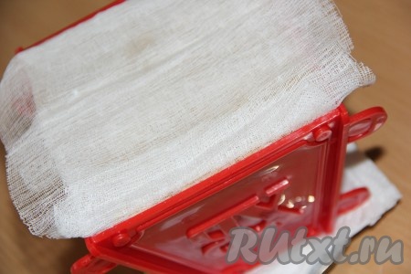 Накрыть пасху из творога и мака свисающими краями марли, сверху поставить гнёт. Тарелку с формой и грузом поместить в холодильник на сутки. Не забывайте сливать с тарелки, на которой стоит форма с творожной пасхой, выделившуюся жидкость (я на тарелку кладу бумажное полотенце, сверху ставлю форму с пасхой под грузом и просто меняю бумажное полотенце, когда оно намокнет).
