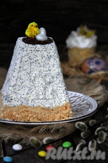 По прошествии суток убрать марлю со дна формы, перевернуть форму на плоскую тарелку, извлечь пасху из формы и аккуратно снять марлю. Вот такая красота получилась.
