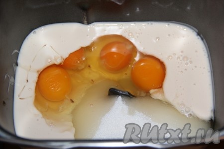 Добавить яйца и ванилин.
