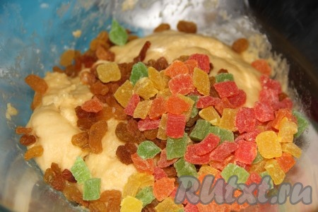 Подошедшее тесто для куличей, замешанное в хлебопечке, переложить в миску. Добавить к тесту (замешанному вручную или в хлебопечке) цукаты и изюм.
