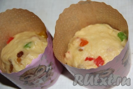 Аккуратно вмесить сухофрукты в тесто. Разделить тесто на части и разложить по формам для куличей. Я использую бумажные формы для выпечки куличей. Формы заполнять на 1/2 объёма.
