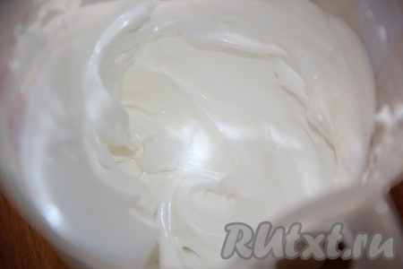 Выпекать куличи в разогретой духовке минут 45 при температуре 200 градусов. Время выпечки зависит от размера кулича. У меня получилось 5 куличей размером больше среднего. Готовые куличи хорошо остудить. Для приготовления глазури взбить миксером хорошо охлаждённый яичный белок в пышную пену, добавить сахар и взбивать до полного растворения сахара (около 5-7 минут), в конце взбивания добавить лимонный сок и снова взбить до однородности.
