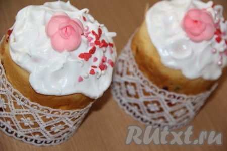 Покрыть остывшие куличи белковой глазурью и украсить цветной посыпкой.
