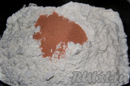 Всыпать 900 грамм муки, соль и дрожжи, крышку хлебопечки закрыть, установить режим "Замес теста" на 1,5 часа. В процессе замеса теста следите за формированием "колобка". Если тесто сильно липнет к стенкам хлебопечки, добавьте немного муки. Для того чтобы замесить тесто вручную, подогрейте ряженку (примерно, до 40 градусов), всыпьте дрожжи, перемешайте и оставьте на 15 минут (дрожжи активируются и поверхность смеси из ряженки и дрожжей запенится), затем всыпьте сахар, ванилин, соль, перемешайте венчиком. Добавьте яйца и растопленное не горячее сливочное масло, перемешайте венчиком до однородности, затем всыпьте муку в несколько приёмов. Тесто должно получиться мягким, нежным, слегка липнущим, оставьте его в миске в тёплом месте на 1,5-2 часа, накрыв полотенцем. За это время тесто для куличей увеличится раза в 2-3.
