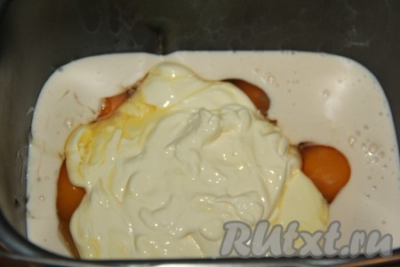 Масло размягчить при комнатной температуре (или растопить, например, в микроволновке). Не горячее размягчённое сливочное масло тоже добавить в ведёрко.