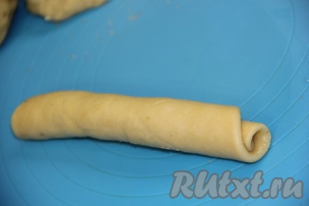 Свернуть каждый посыпанный круг в трубочку.
