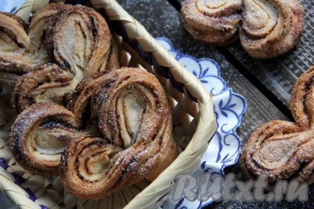 Плюшки, замешанные на кефире без добавления дрожжей, получаются ароматными и очень вкусными, подать их можно к чашечке чая или кофе.
