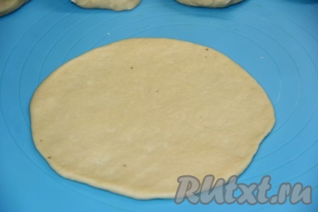 Разделить тесто на 6 равных частей. Каждую часть теста на припылённой мукой поверхности раскатать в круг.
