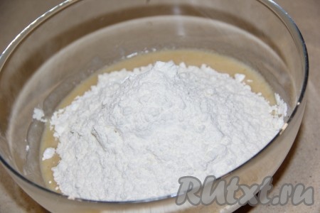 Всыпать муку и соль.&nbsp;

