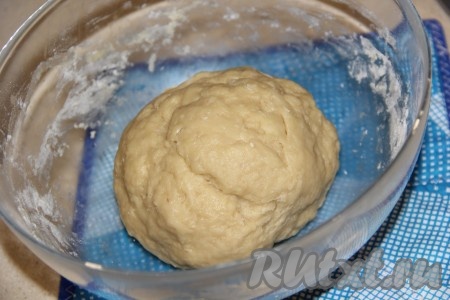 Замесить мягкое и нежное тесто. Оставить под полотенцем на 15 минут.
