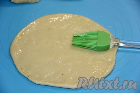 Смазать тесто растительным маслом.
