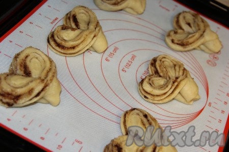 Выложить 6 получившихся плюшек на противень, застеленный силиконовым ковриком (или пергаментом).
