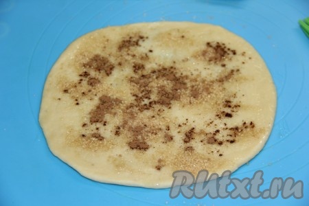 Соединить сахар (я использовала тростниковый сахар) и корицу. Присыпать каждый круг из теста частью смеси из сахара и корицы.
