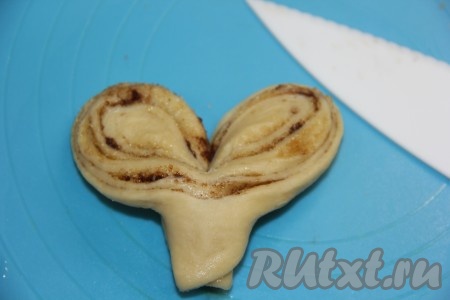 Сделать надрез, начиная с изгиба и не дорезая до кончиков трубочки, развернуть две половинки надреза, сформировав плюшку.
