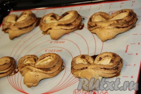 Выпекать бездрожжевые плюшки в разогретой духовке минут 30 при температуре 200 градусов.