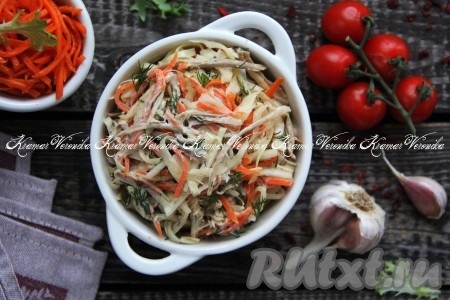 Салат с капустой, корейской морковью и курицей