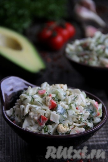 Салат, приготовленный с крабовыми палочками, свежим огурцом и рисом без добавления кукурузы, получается и вкусным, и достаточно сытным, и нежным, и очень аппетитным, попробуйте!
