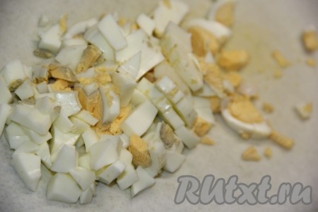 3 сваренных вкрутую яйца (варим, примерно, 10 минут с момента закипания) остудить, почистить, а затем нарезать их на мелкие кубики.
