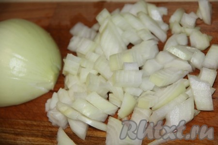 Луковицу почистить, а затем нарезать на мелкие кубики.
