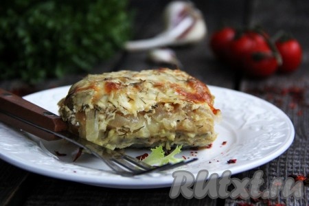 Готовую рыбку подать в горячем виде с любым гарниром. Треска, запечённая со сметаной и сыром в духовке, получается нежной, сочной, покрытой аппетитной корочкой.