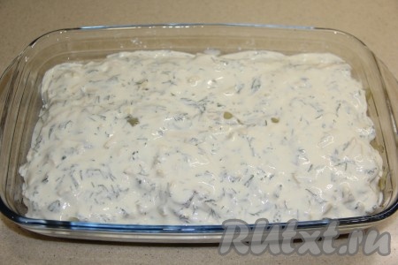 Выложить сметанно-сырный соус поверх рыбки. Запекать треску в разогретой духовке минут 25-30 при температуре 200 градусов.
