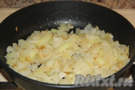 Нарезанную луковицу обжарить на растительном масле, помешивая, до золотистого цвета на среднем огне.
