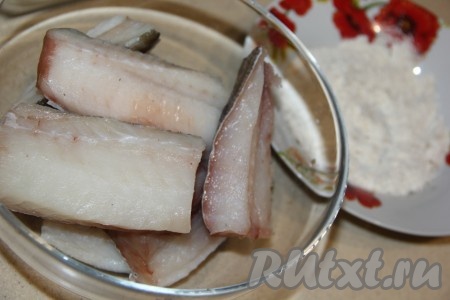 Можно приобрести в магазине рыбу уже разделанную на филе. Я же взяла целую тушку трески, разморозила и нарезала её на кусочки, удалив косточки, получила филе.
