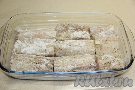 Обвалять кусочки филе трески со всех сторон в получившейся панировке. Выложить подготовленные кусочки в жаропрочную форму в один слой.

