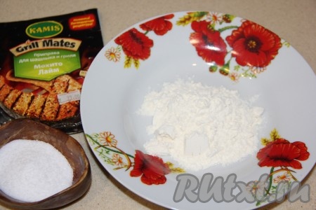 Сперва подготовим панировку, для этого в тарелке нужно соединить муку, специи и соль, перемешать.
