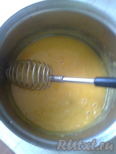 Отделить желтки от белков. Белки нам в этом рецепте не понадобятся, их можно использовать для приготовления белково-заварного крема или суфле. В подходящей кастрюльке взбить венчиком желтки с 100 граммами сахара до однородной массы.