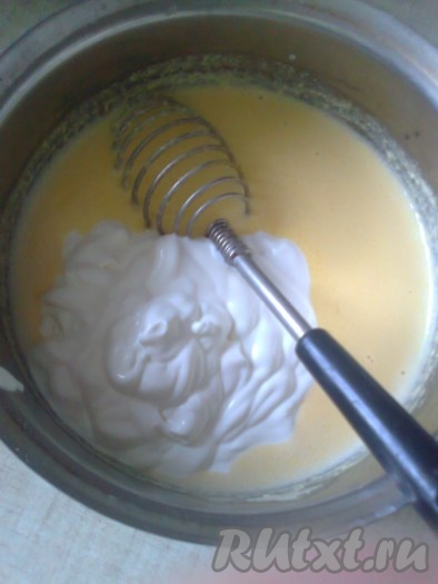 К этой смеси добавить 350 грамм сметаны и ванильный сахар,
