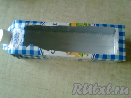 Затем надо подготовить форму из тетрапакета из-под молока. С помощью ножниц вырезать в пакете из-под молока прямоугольное отверстие, в которое потом зальём подготовленную массу. Можно использовать и любую другую подходящую форму.