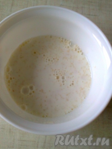 Сначала надо желатин залить 100 мл холодного молока и оставить для набухания на 15 минут.
