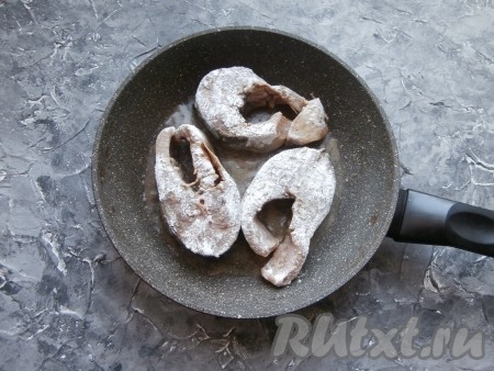 Поместить рыбу в разогретую с растительным маслом сковороду.
