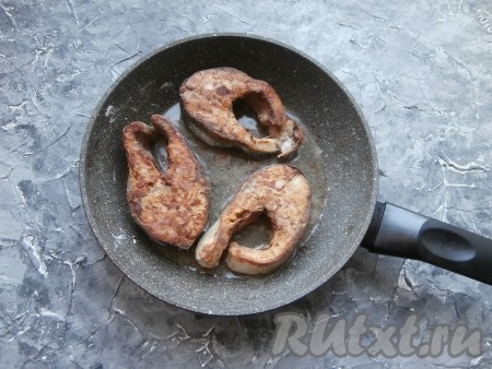 Жарить стейки из тунца на среднем огне по 4 минуты с каждой стороны.
