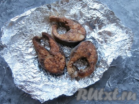 Жареные кусочки тунца выложить на кусок фольги. Завернуть рыбу в фольгу со всех сторон и оставить на 10 минут.
