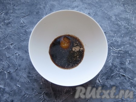 В достаточно глубокую тарелку влить соевый соус, добавить лимонный сок, мёд, чёрный и белый молотые перцы, сушёный имбирь, перемешать получившийся маринад.