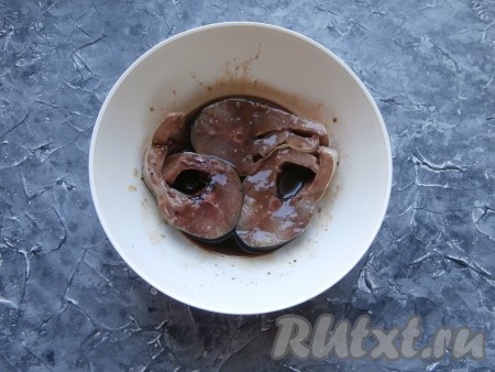 Поместить стейки из тунца в подготовленный маринад, прикрыть плёнкой и оставить в прохладном месте на 1 час.
