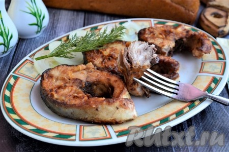 Очень вкусные, сочные стейки из тунца готовы. К столу подаём, дополнив гарниром или салатом из свежих овощей. Пожарьте тунца на сковороде по этому рецепту и оцените необыкновенный вкус этой рыбки!