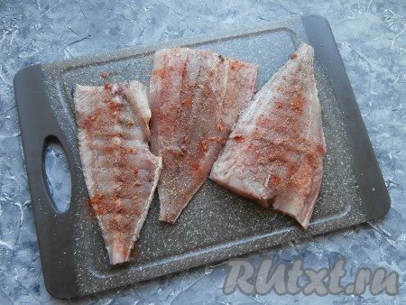 Филе тунца натереть чёрным молотым перцем, кориандром и паприкой.
