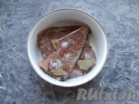 Филе тунца со всех сторон обсыпать смесью соли и сахара, сложить в подходящую посуду. Сверху разместить лавровый лист.
